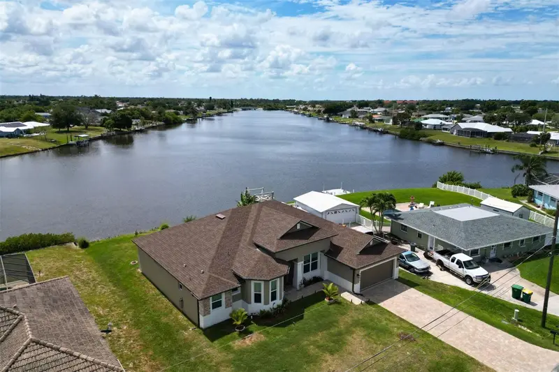 729 Crestview Cir Nw, FL