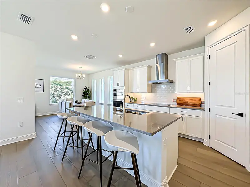 9985 Gobat Aly, FL