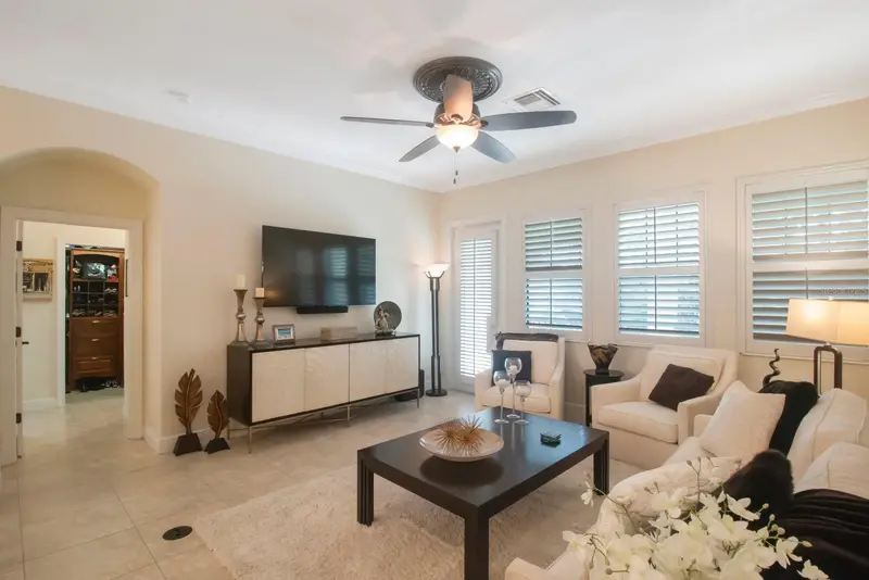 4884 Yacht Club Dr, FL