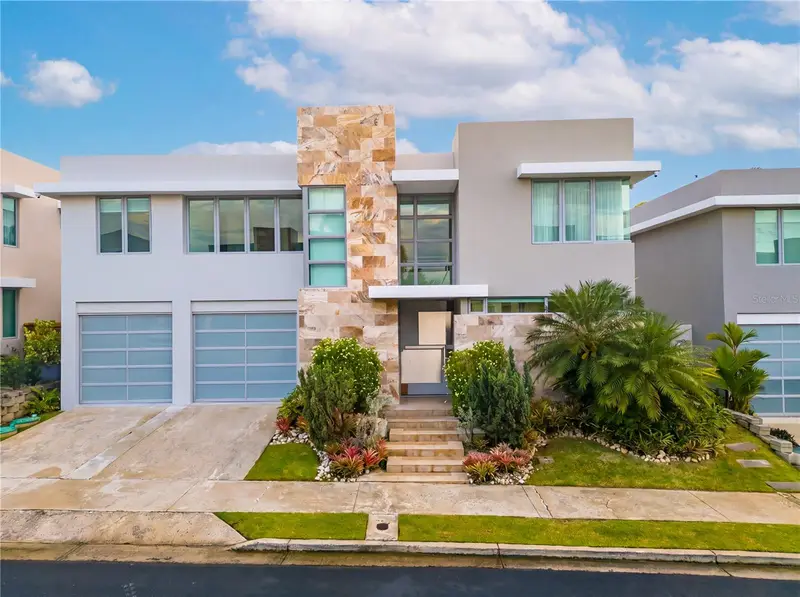 70 Calle Aquamarina, PR
