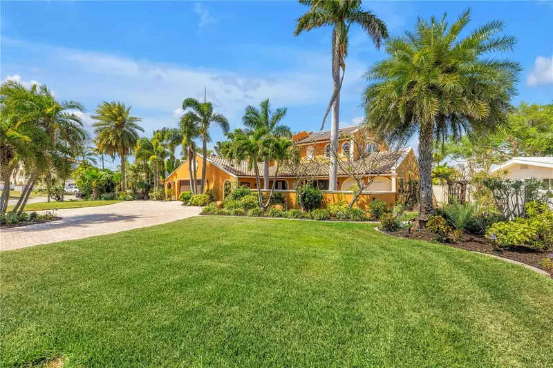 3945 Poinsettia Dr, FL