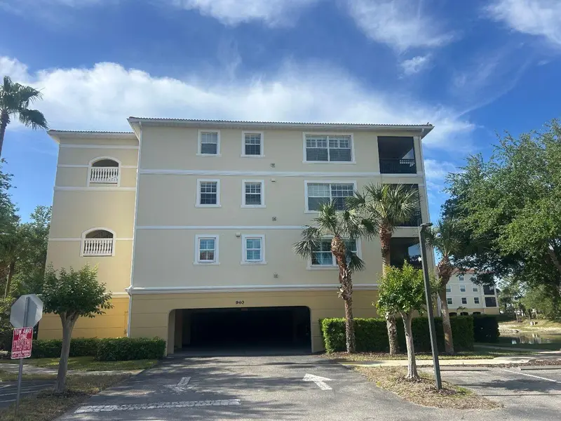 940 Cooper St #302, FL