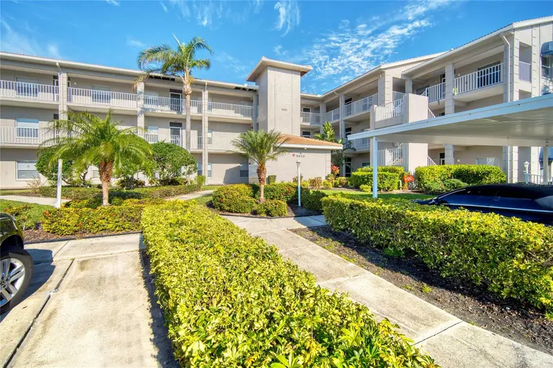 9610 Club South Cir ## 4207, FL