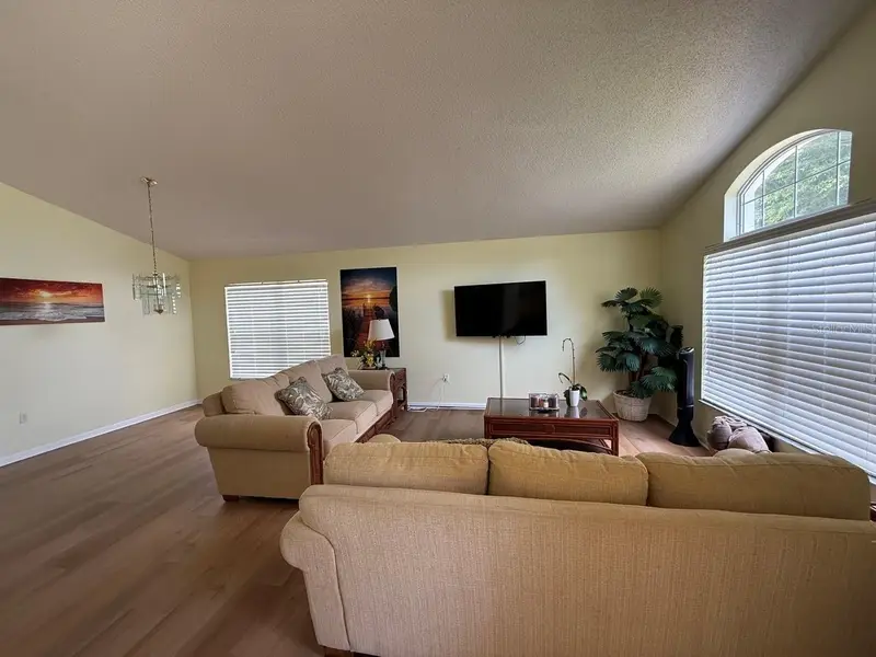 318 Langham Dr, FL
