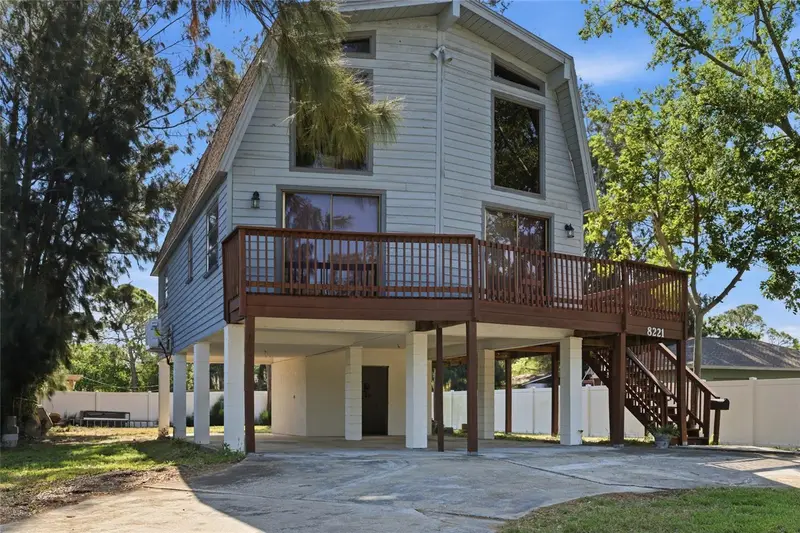 8221 Riverside Dr Ne, FL