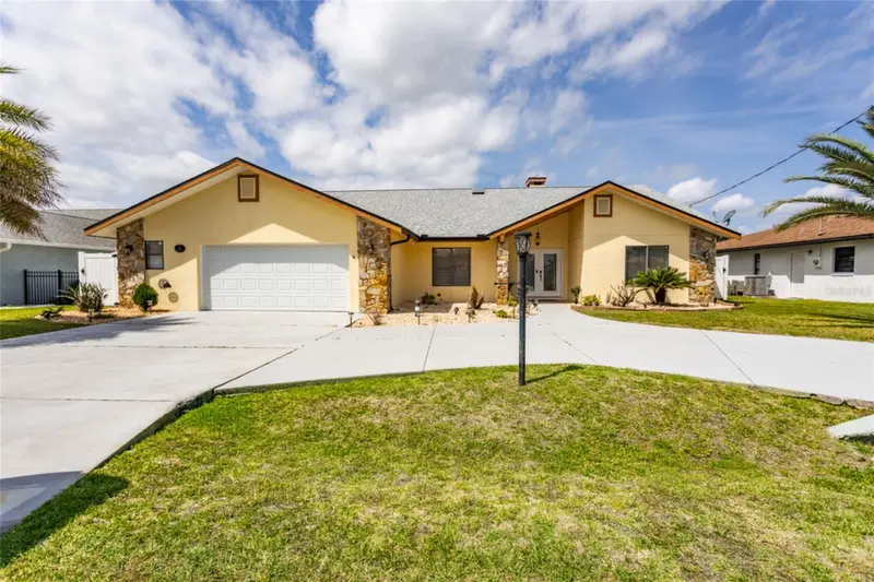 18 Classic Ct S, FL