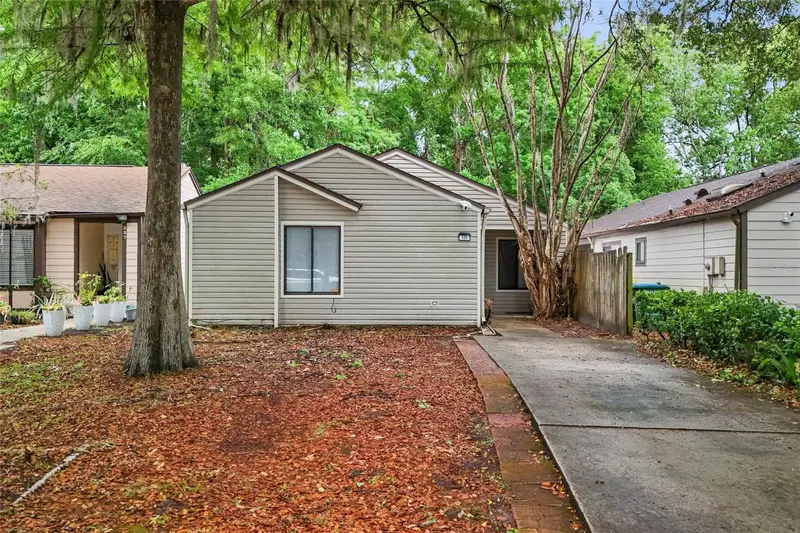 335 Kirkcaldy Dr, FL