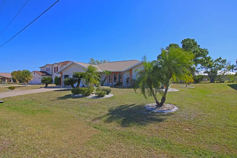 32 Bariloche Dr, FL