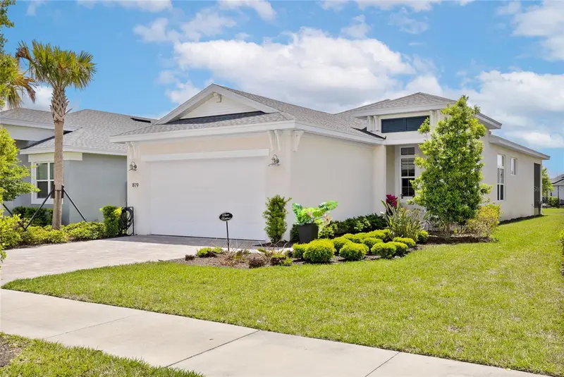 819 Liliana Dr, FL