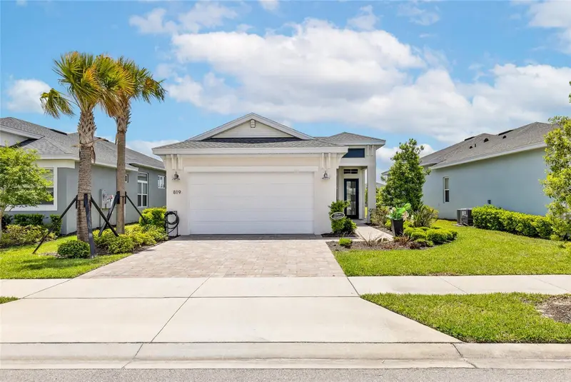 819 Liliana Dr, FL