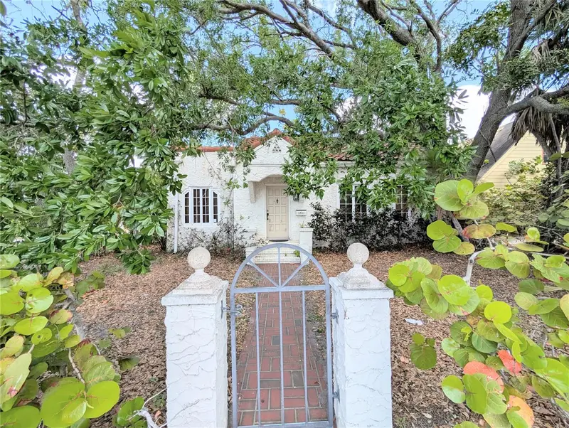 1701 Siesta Dr, FL