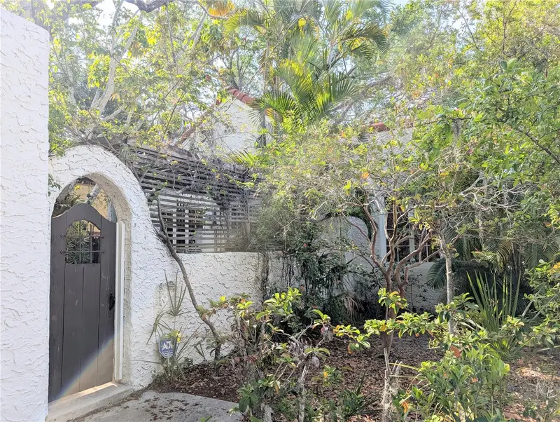 1701 Siesta Dr, FL