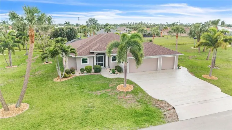 519 W Cashew, FL