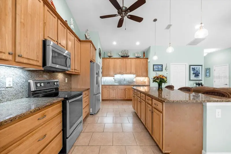 519 W Cashew, FL