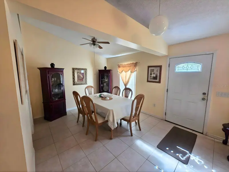 907 Stockport Dr, FL