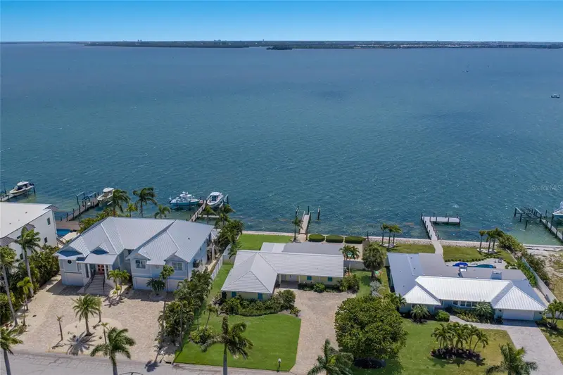 633 Key Royale Dr, FL