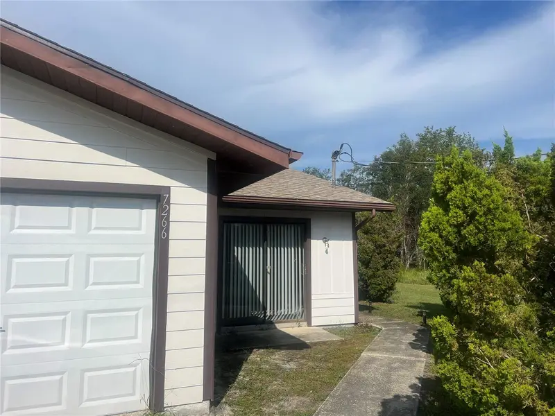 7266 Pond Cir, FL