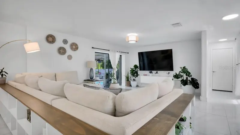 1307 Normandy Cir, FL