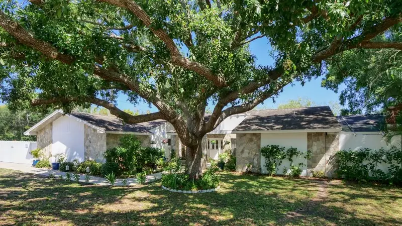 1307 Normandy Cir, FL