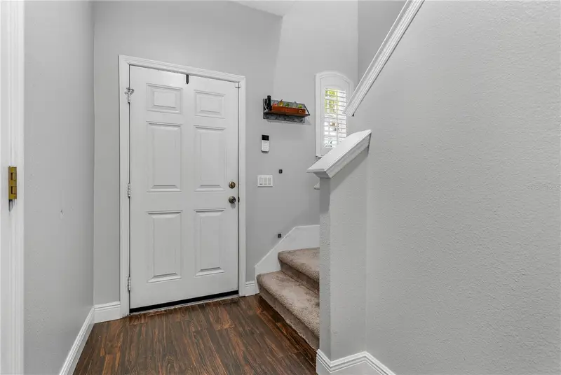 576 Pinebranch Cir, FL