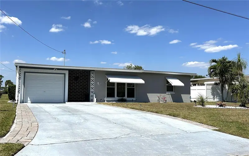 123 Poinsettia Cir Ne, FL