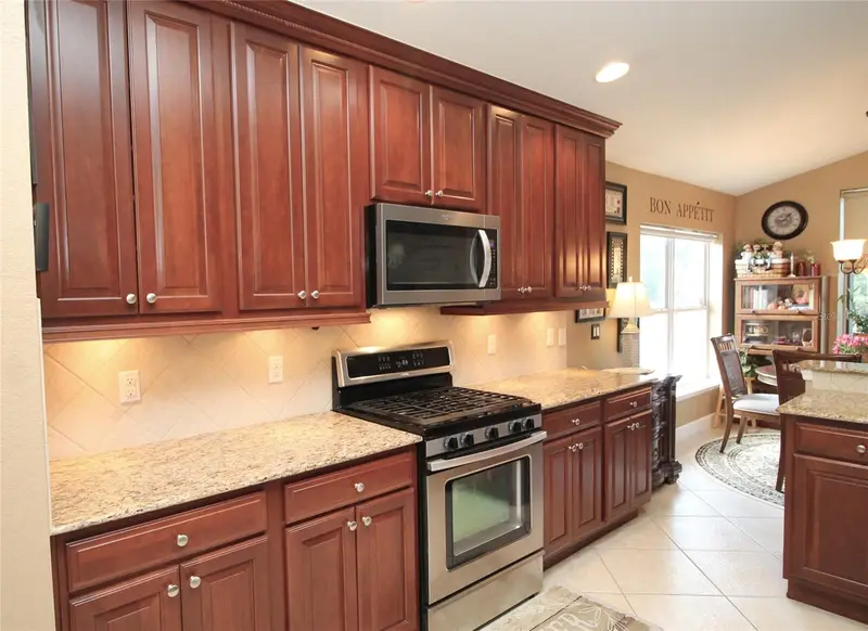 516 Lago Loop, FL