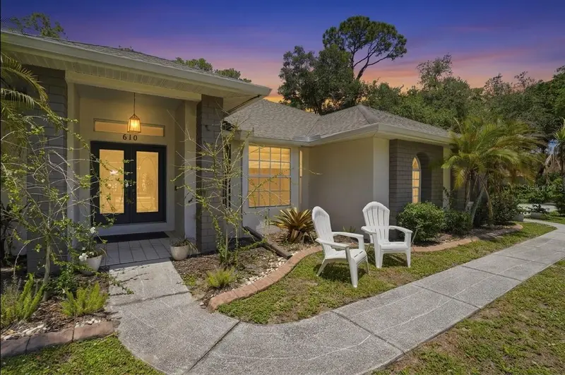610 Woodview Way, FL