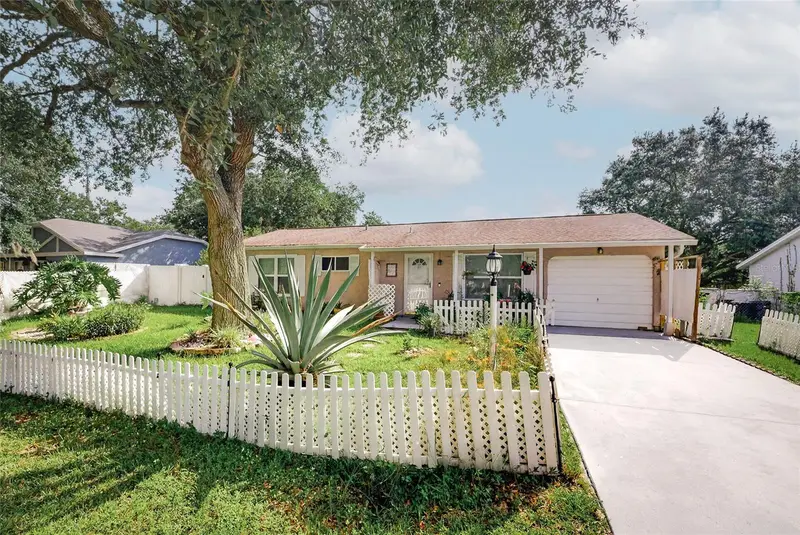 35 Hickory Track Way, FL