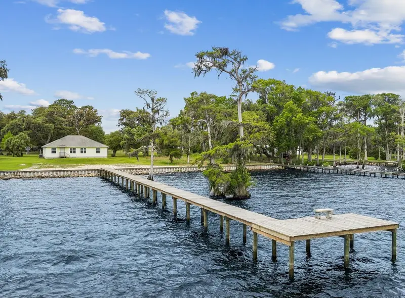 102 Sandra Ln, FL