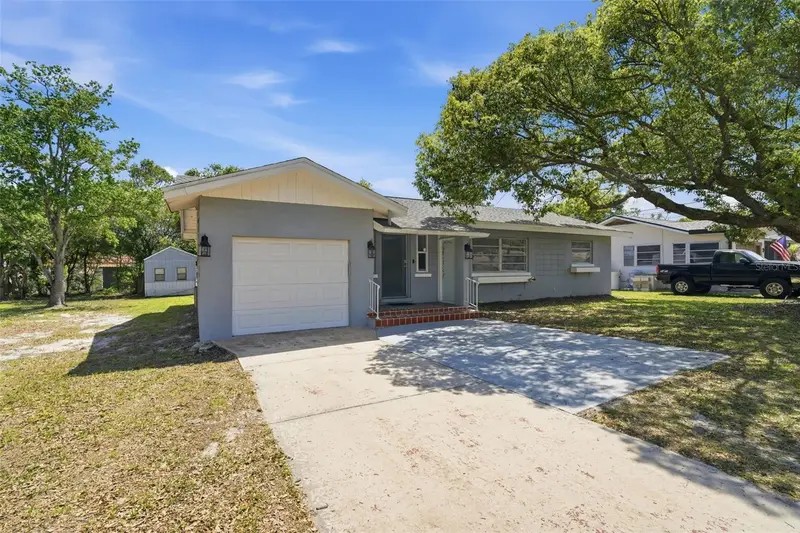 65 Community Dr, FL