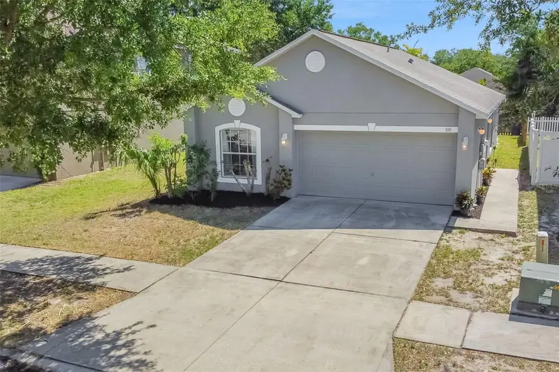 910 Brenton Leaf Dr, FL