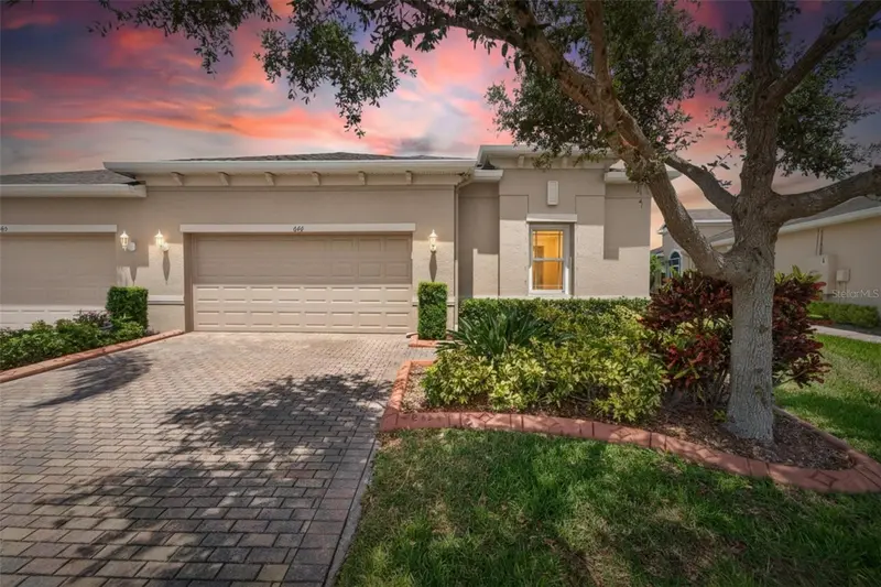 642 Chipper Dr, FL
