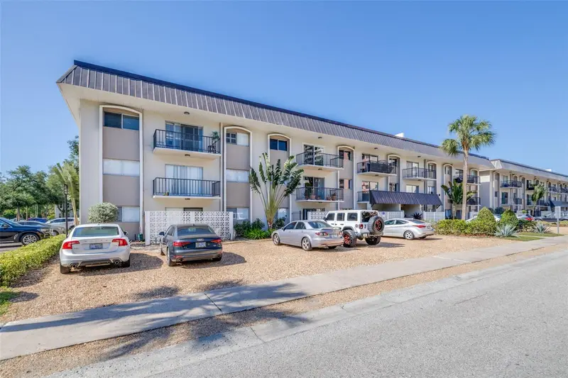 4606 W Gray St #107, FL