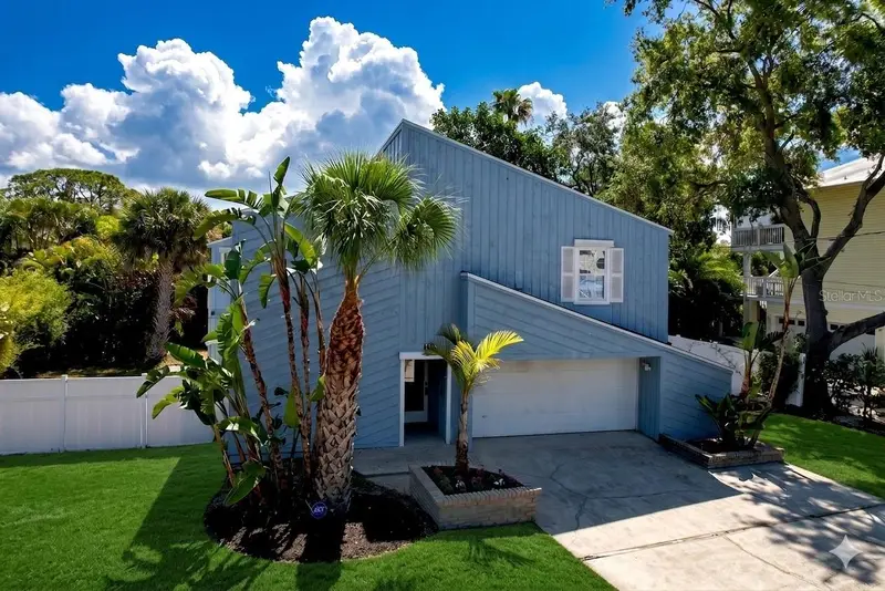 105 Peterson Ln, FL