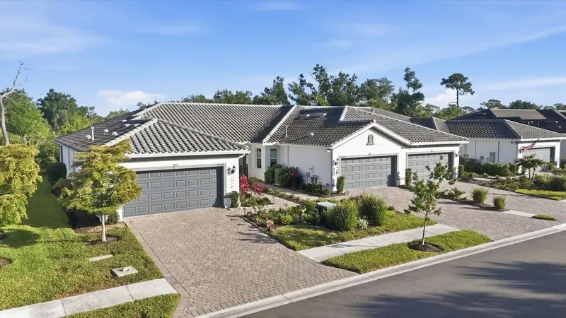 25029 Pearl Lake Cir, FL