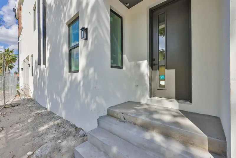 310 W Columbus Dr #7, FL