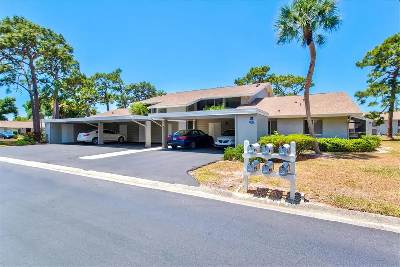 404 Pinebrook Cres #4, FL