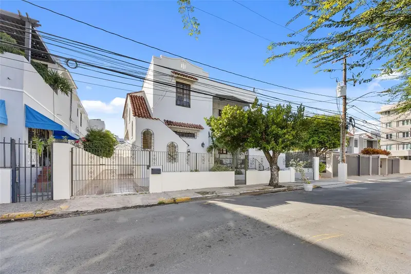 652 Calle Hernandez, PR