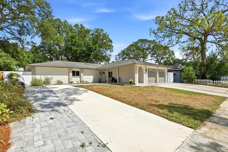 8331 W Pocahontas Ave, FL