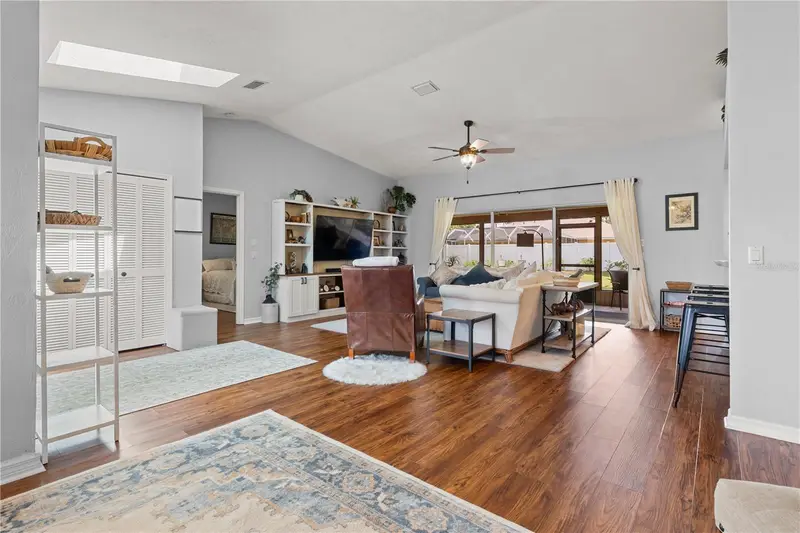 28 Westbriar Ln, FL