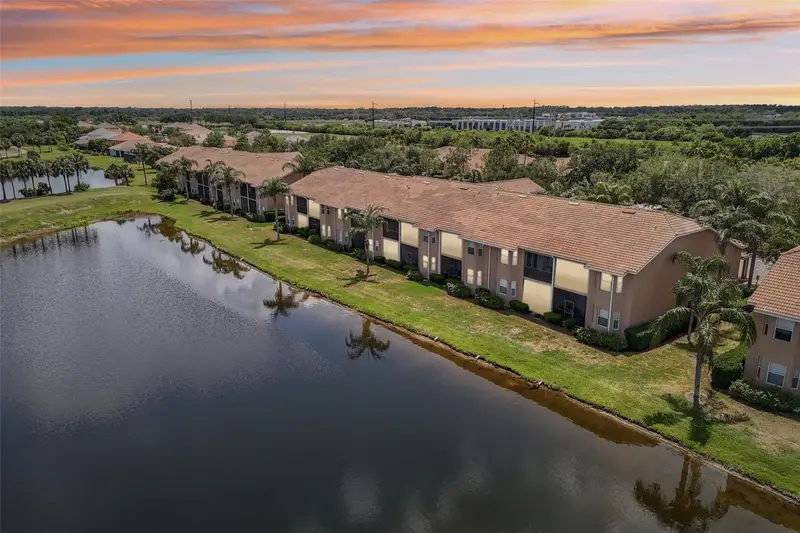1003 Fairwaycove Ln #201, FL