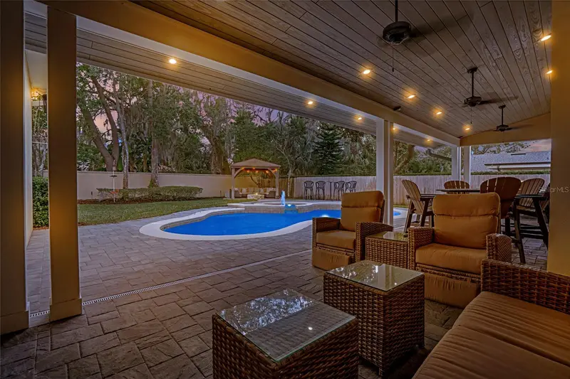 450 Lakewood Dr, FL