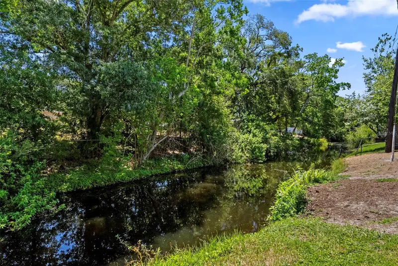 1413 Embassy Dr, FL