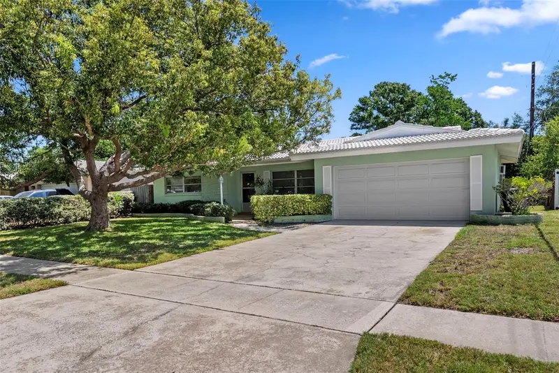 1413 Embassy Dr, FL