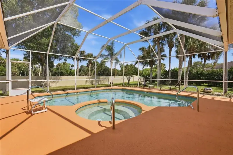 2 Carlson Ln, FL