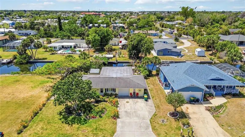 885 E 3rd St, FL