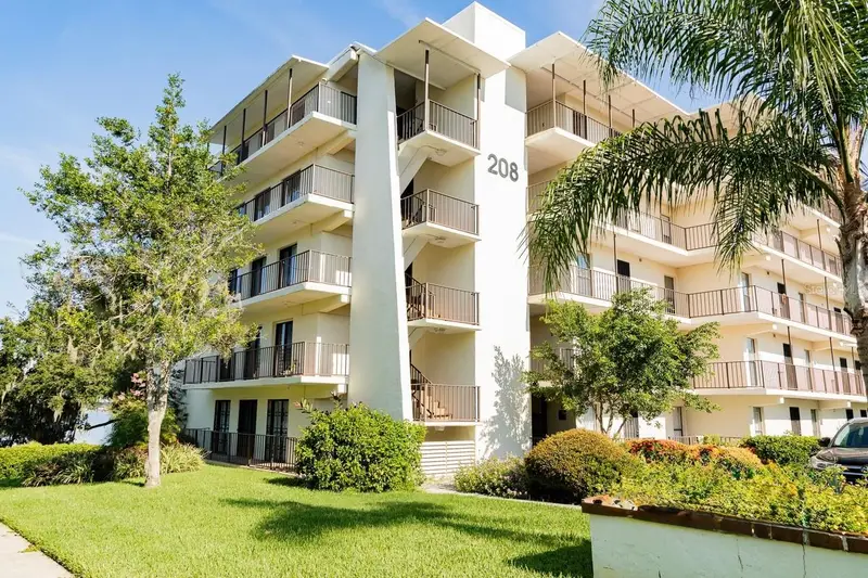 208 Lake Howard Dr Nw #104, FL