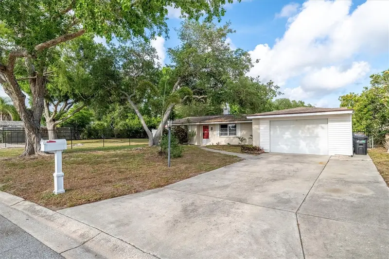 7464 Cass Cir, FL