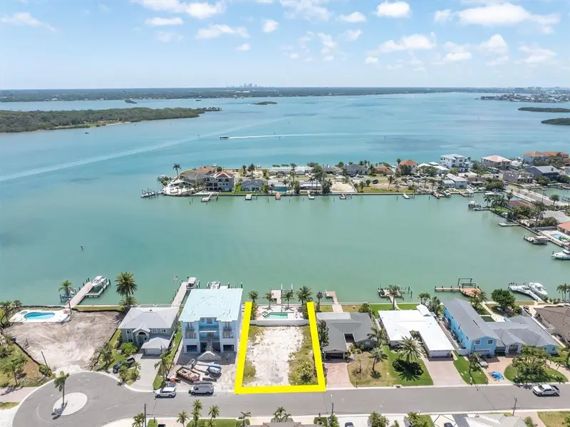 575 Crystal Dr, FL
