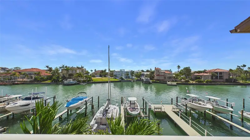 323 Madeira Cir, FL